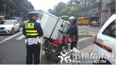 小摩托“馱”大冰柜真的好危險(xiǎn) 幸好被交警攔下